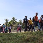 Migrantes salen hoy en caravana de la ciudad de Tapachula, en el estado de Chipas (México). EFE/Juan Manuel Blanco