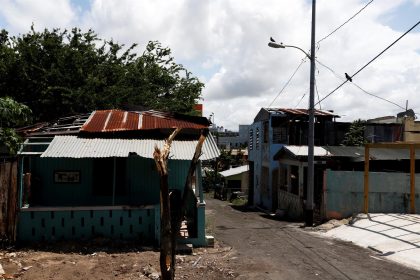 Vista de unas calles y casas dañadas por el paso del huracán María hace cinco años en San Juan, Puerto Rico. Imagen de archivo. EFE/Thais Llorca