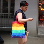 Una mujer camina con una bolsa con los colores de la comunidad LGBTI. Imagen de archivo. EFE/Kena Betancur