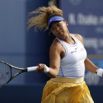 Naomi Osaka de Japón en acción frente a Qinwen Zheng de China, durante el torneo WTA 500 de San José, California (EE.UU.), este 2 de agosto de 2022. EFE/EPA/John G. Mabanglo