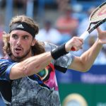 Stefanos Tsitsipas de Grecia devuelve una volea contra John Isner de los Estados Unidos, durante los cuartos de final del Masters de Cincinnati 2022, en el Lindner Family Tennis Center de Mason, Ohio (EE.UU). EFE/ Mark Lyons