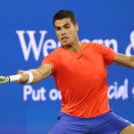 Carlos Alcaraz de España devuelve una bola contra Marin Cilic de Croacia durante la tercera ronda del Western and Southern Masters 2022 en el Lindner Family Tennis Center en Mason, Ohio (EE.UU). EFE/ Mark Lyons