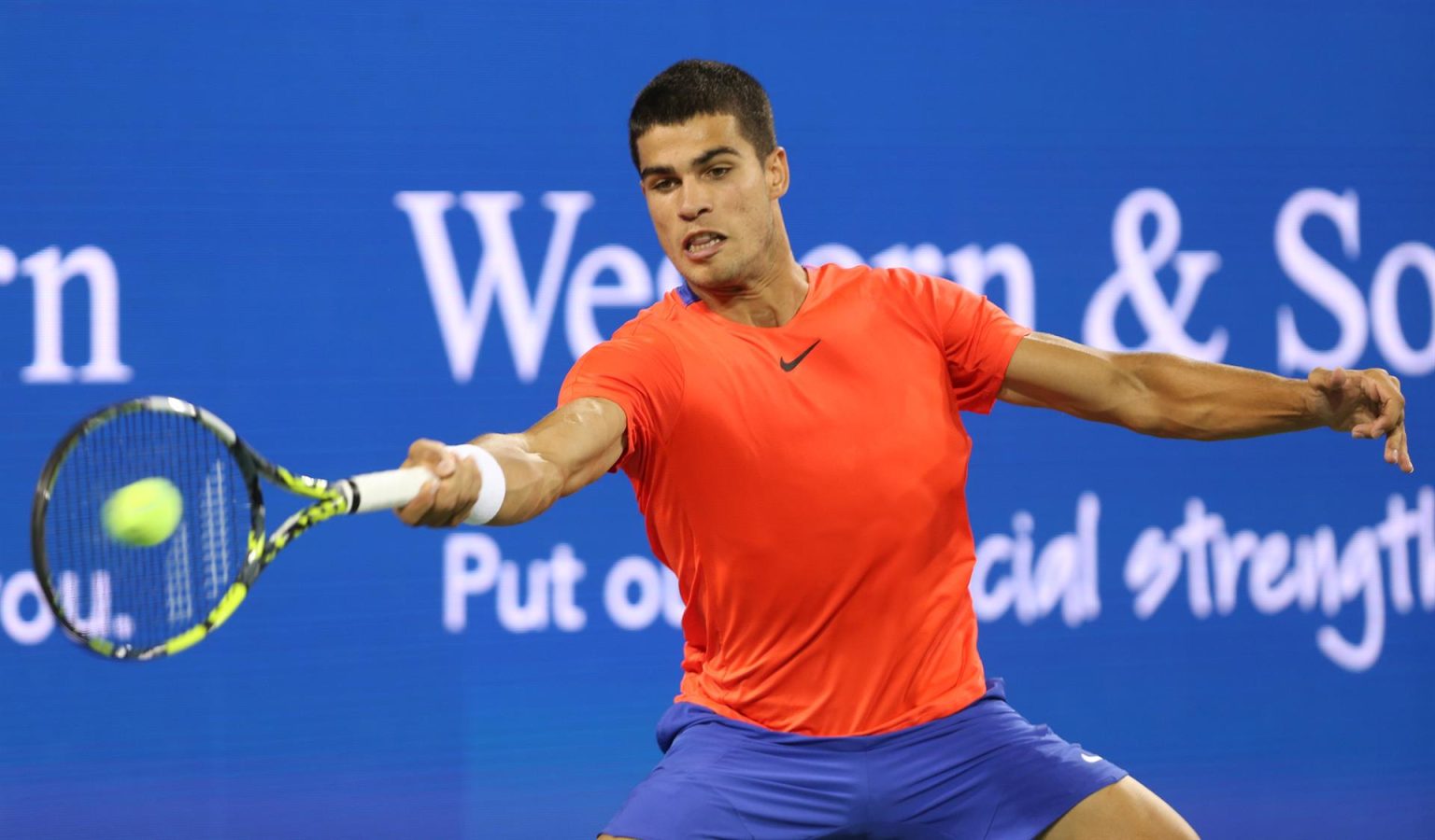 Carlos Alcaraz de España devuelve una bola contra Marin Cilic de Croacia durante la tercera ronda del Western and Southern Masters 2022 en el Lindner Family Tennis Center en Mason, Ohio (EE.UU). EFE/ Mark Lyons