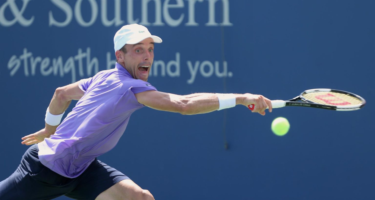 El tenista español Roberto Bautista Agut en acción ante Francisco Cerundolo de Argentina hoy, durante la primera ronda del Masters de Cincinnati 2022, en el Lindner Family Tennis Center de Mason, Ohio (EE.UU.). EFE/Mark Lyons