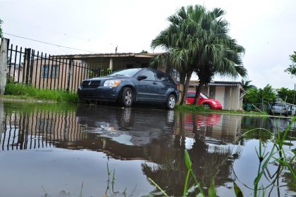 Vista de una calle inundada en el parque de tráilers ubicado en North Beach, Miami. Imagen de archivo. EFE/Giorgio Viera