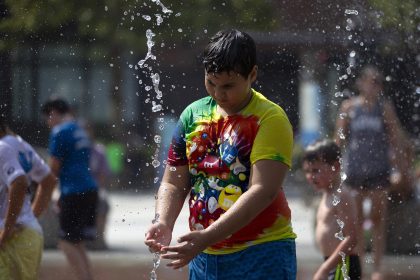 Fotografía de archivo que muestra a un niño se refrescándose en una fuente en Boston (EE.UU.). EFE/CJ GUNTHER