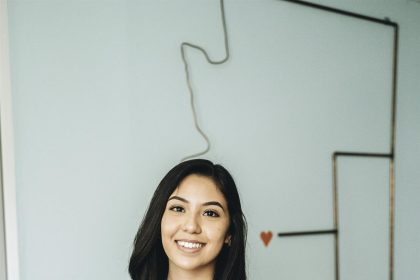 Fotografía personal cedida donde aparece María García, estudiante de ciencias políticas en la Universidad Estatal de Arizona (ASU) y quien trabaja con la organización proinmigrante Aliento para informar al público para que apoye en las urnas en noviembre la Propuesta 308 que permitiría que todos los estudiantes graduados de bachillerato en escuelas de Arizona sean elegibles para pagar colegiaturas como residentes y solicitar becas financiadas por fondos estatales, sin importar su estatus migratorio. EFE/Álbum María García /SOLO USO EDITORIAL /NO VENTAS /SOLO DISPONIBLE PARA ILUSTRAR LA NOTICIA QUE ACOMPAÑA /CRÉDITO OBLIGATORIO