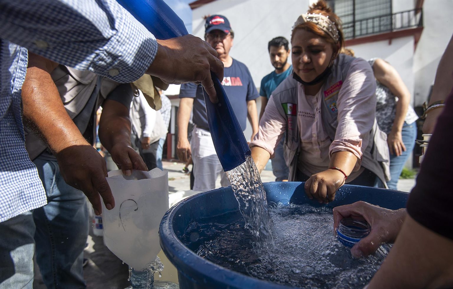 Personas hacen fila para recolectar agua en el municipio de Guadalupe, estado de Nuevo León (México). Imagen de archivo. EFE/Miguel Sierra