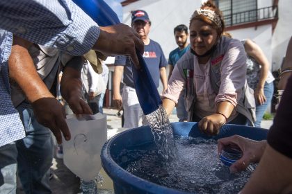 Personas hacen fila para recolectar agua en el municipio de Guadalupe, estado de Nuevo León (México). Imagen de archivo. EFE/Miguel Sierra