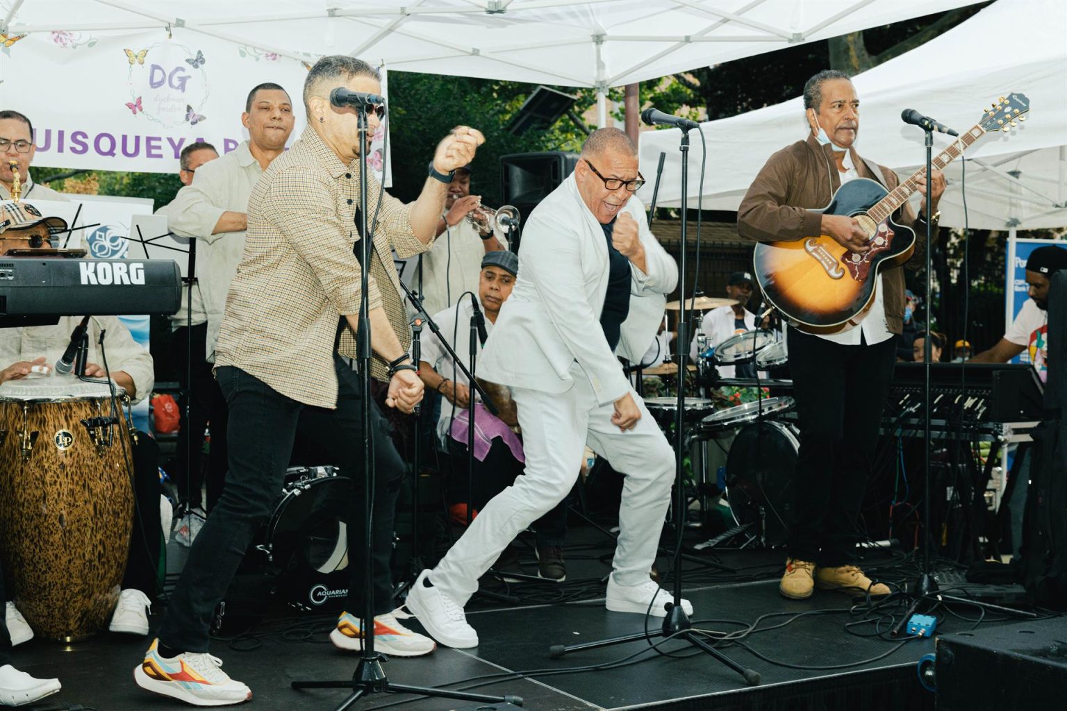 Fotografía cedida por el grupo de merengue La Gran Manzana durante una presentación. La orquesta La Gran Manzana, toda una referencia en la música merengue en los años 80 y 90 del pasado siglo, celebrará su 40 aniversario con una gira por todo el continente americano que comenzará en el lugar donde nació, Nueva York. EFE/ Grupo De Merengue La Gran Manzana SOLO USO EDITORIAL/NO VENTAS/SOLO DISPONIBLE PARA ILUSTRAR LA NOTICIA QUE ACOMPAÑA/CRÉDITO OBLIGATORIO