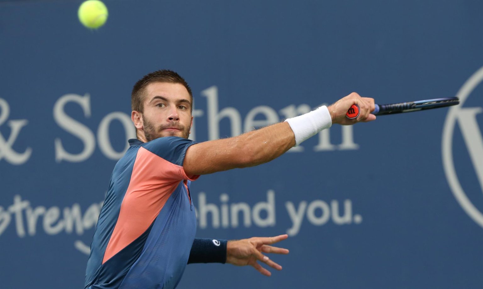 Borna Coric de Croacia devuelve una volea contra Cameron Norrie del Reino Unido, hoy, durante las semifinales del Western and Southern Masters 2022 -Masters de Cincinnati-, en el Lindner Family Tennis Center en Mason, Ohio (EE.UU.). EFE/Mark Lyons