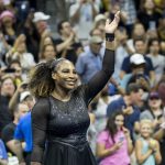 Serena Williams de Estados Unidos celebra tras vencer a Danka Kovinic de Montenegro, durante la primera ronda del Abierto de Estados Unidos en el USTA National Tennis Center, en Flushing Meadows, Nueva York (EE.UU.), este 29 de agosto de 2022. EFE/EPA/Justin Lane