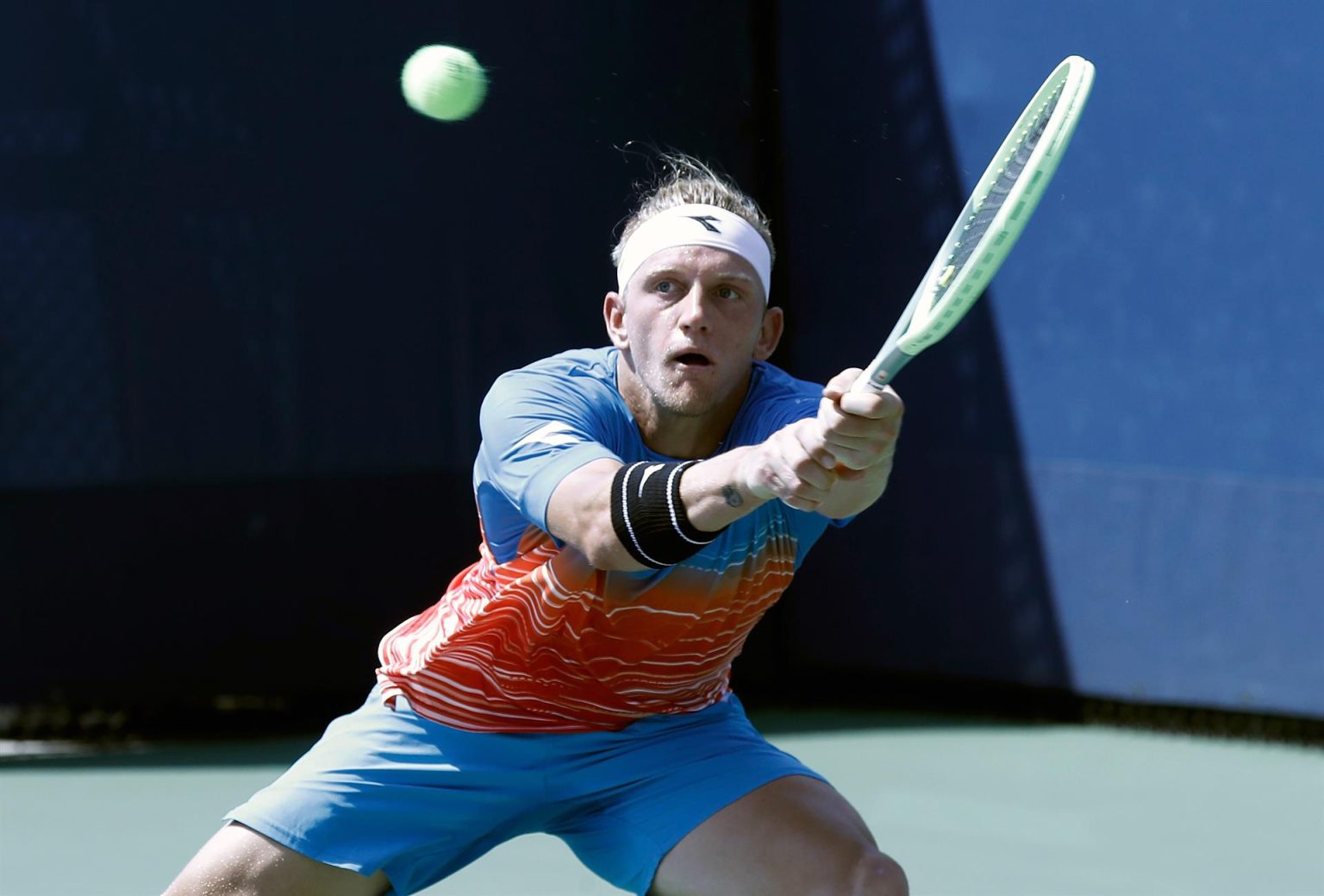 Alejandro Davidovich Fokina de España golpea de regreso a Yoshihito Nishioka de Japón en su partido de primera ronda durante el US Open, este 29 de agosto de 2022. EFE/EPA/Peter Foley