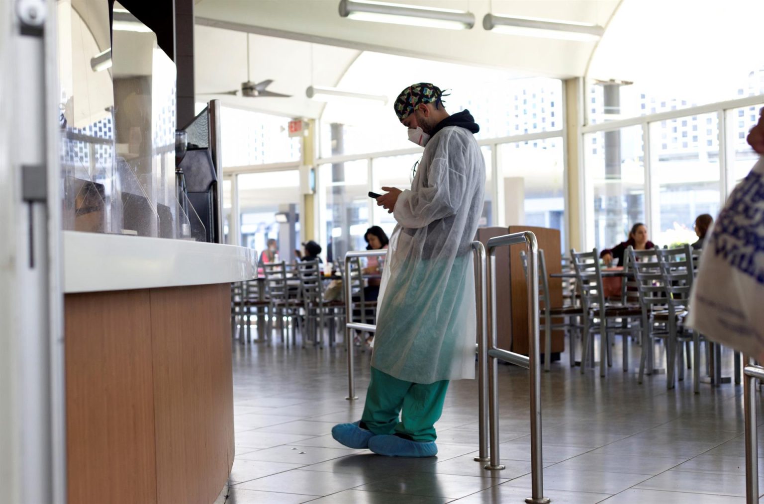 Fotografía de archivo donde se muestra un enfermero mientras descansa en el comedor del Hospital Centro Médico en San Juan, Puerto Rico. EFE/Thais Llorca