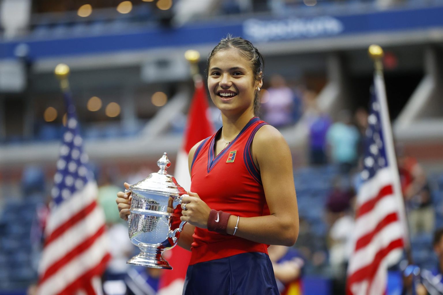 La británica Emma Raducanu celebra tras ganar el Abierto de EE.UU. de 2021, en una fotografía de archivo. EFE/John G. Mabanglo