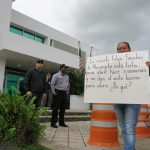 Imagen de archivo que muestra a maestros durante una manifestación frente a las oficinas del Departamento de Educación de Puerto Rico. EFE/Jorge Muñiz