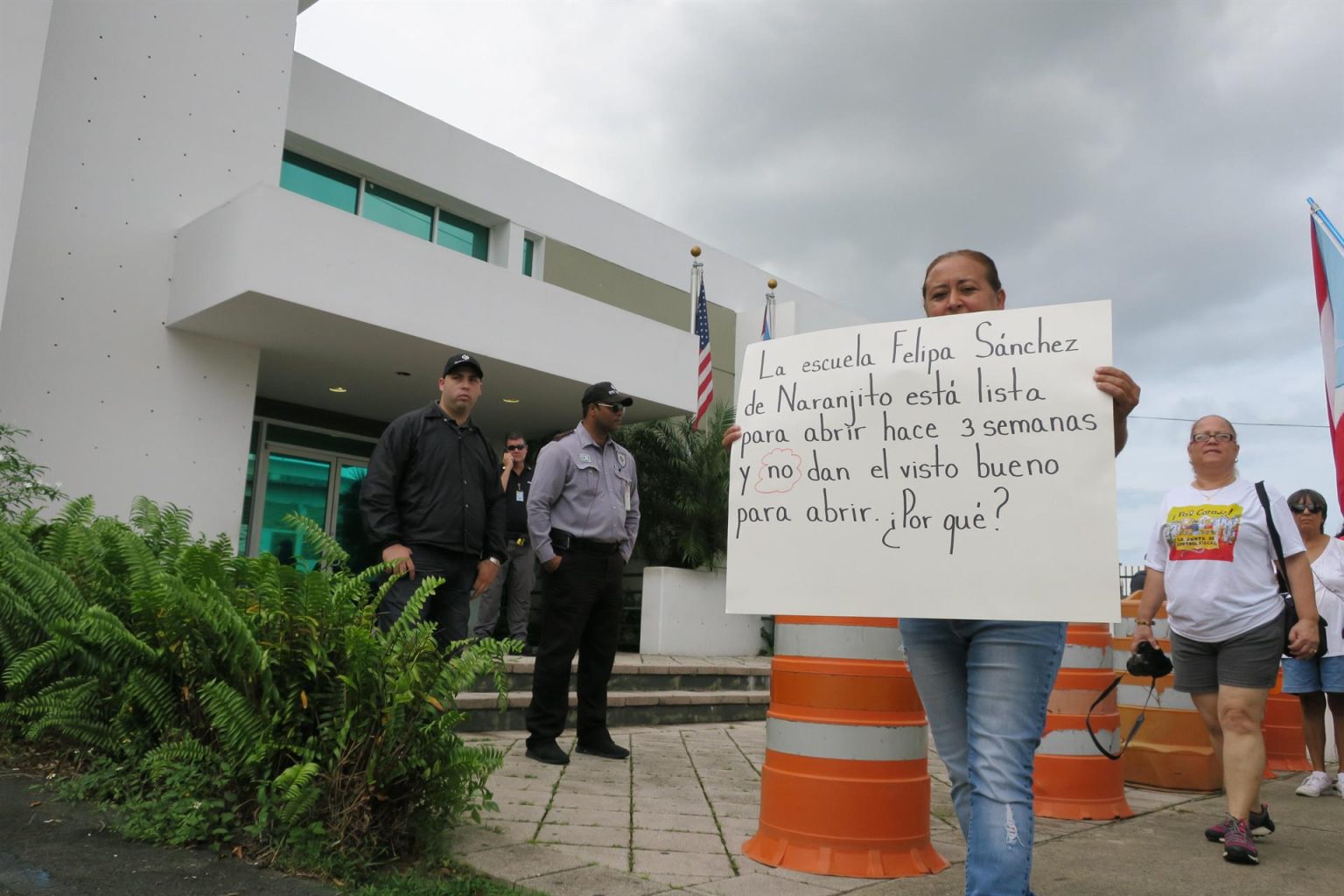 Imagen de archivo que muestra a maestros durante una manifestación frente a las oficinas del Departamento de Educación de Puerto Rico. EFE/Jorge Muñiz