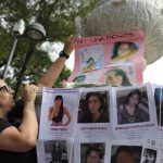 Colectivo de mujeres colocan fotografías en protesta por la violencia hacia las mujeres 24 de agosto de 2019 en Ciudad de México (México). EFE/Sáshenka Gutiérrez