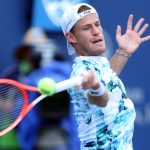 El tenista argentino Diego Schwartzman devuelve una pelota contra el griego Stefanos Tsitsipas, durante un partido por la tercera ronda del Masters de Cincinnati en el Lindner Family Tennis Center de Mason, Ohio (EE.UU),este 18 de agosto de 2022. EFE/ Mark Lyons