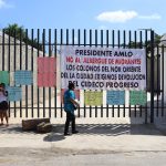 Un grupo de personas se manifiestan hoy, frente a las instalaciones del Centro de Desarrollo Comunitario de la ciudad de Tapachula, estado de Chiapas (México). EFE/Juan Manuel Blanco