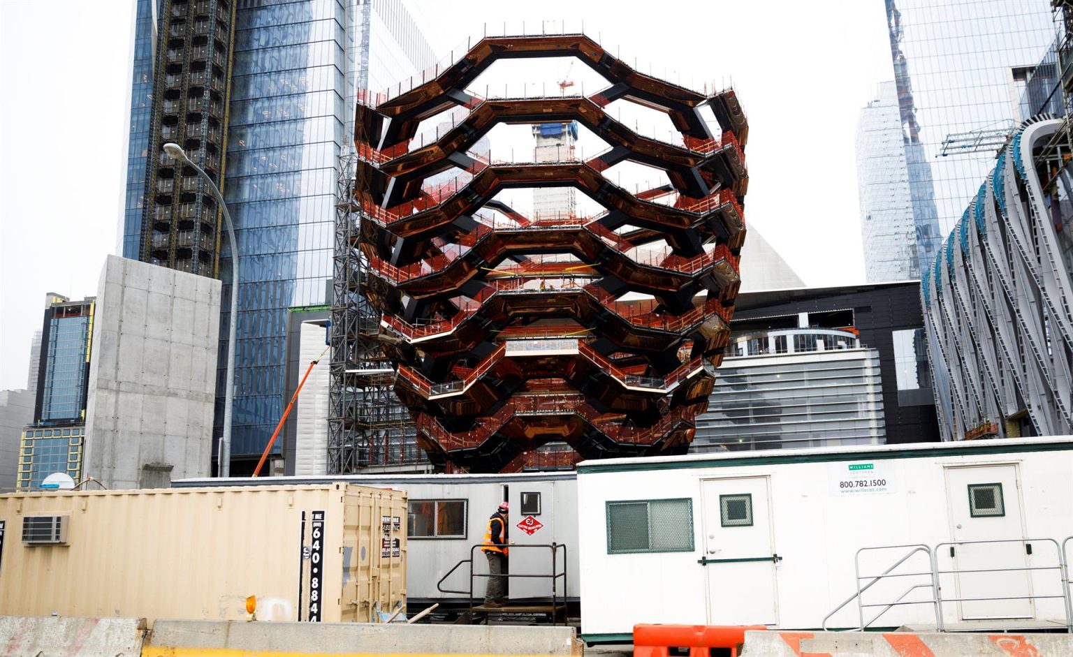 Vista de las labores de construcción del "Vessel", una estructura al aire libre de 15 pisos con forma de cesto en el centro de Hudson Yards, en Nueva York, Estados Unidos. Fotografía de archivo. EFE/ Justin Lane