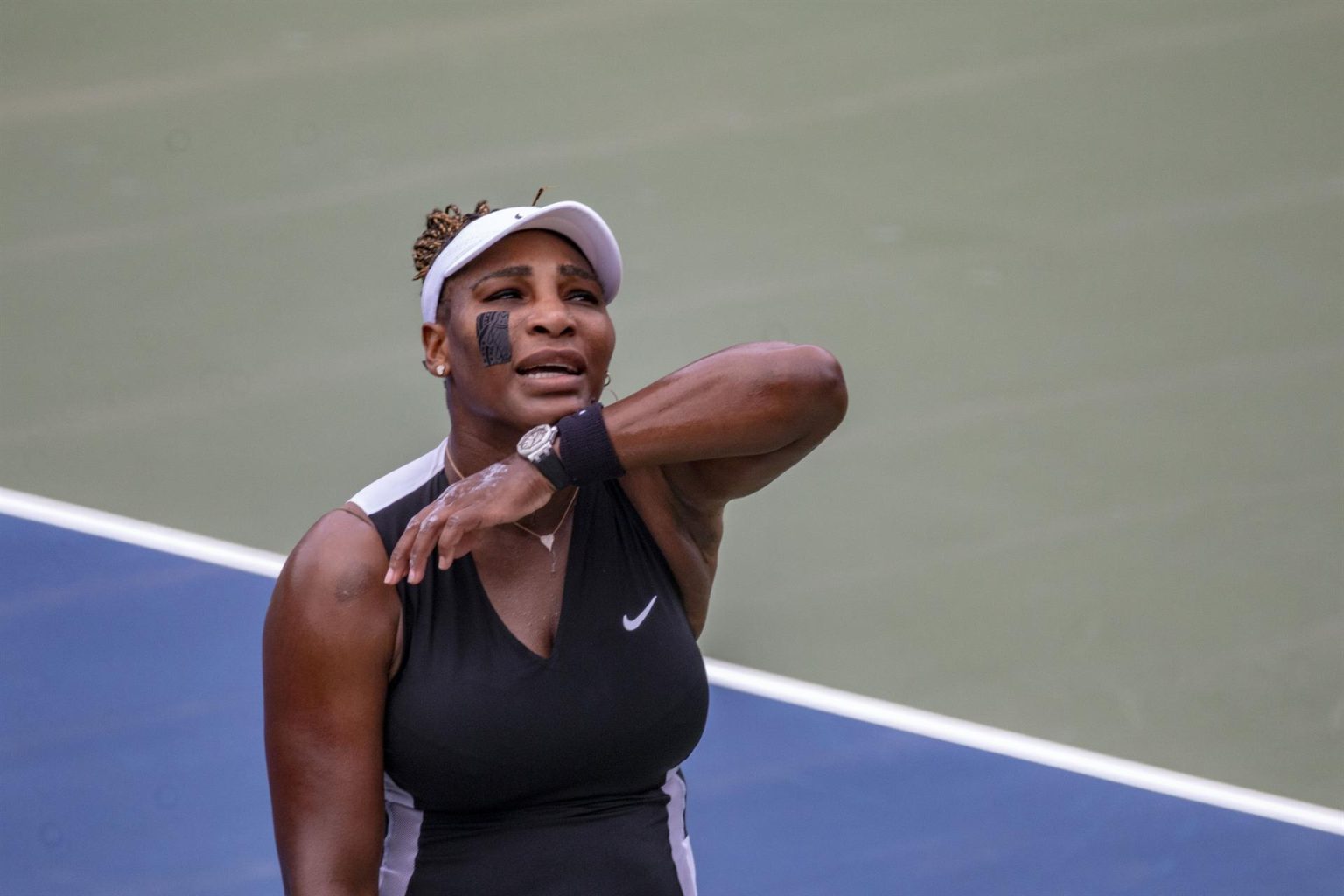 La tenista estadounidense Serena Williams fue registrada este lunes, al enfrentarse a la española Nuria Párrizas Díaz, durante un partido del Masters de Canadá, en Toronto (Canadá). EFE/Julio César Rivas