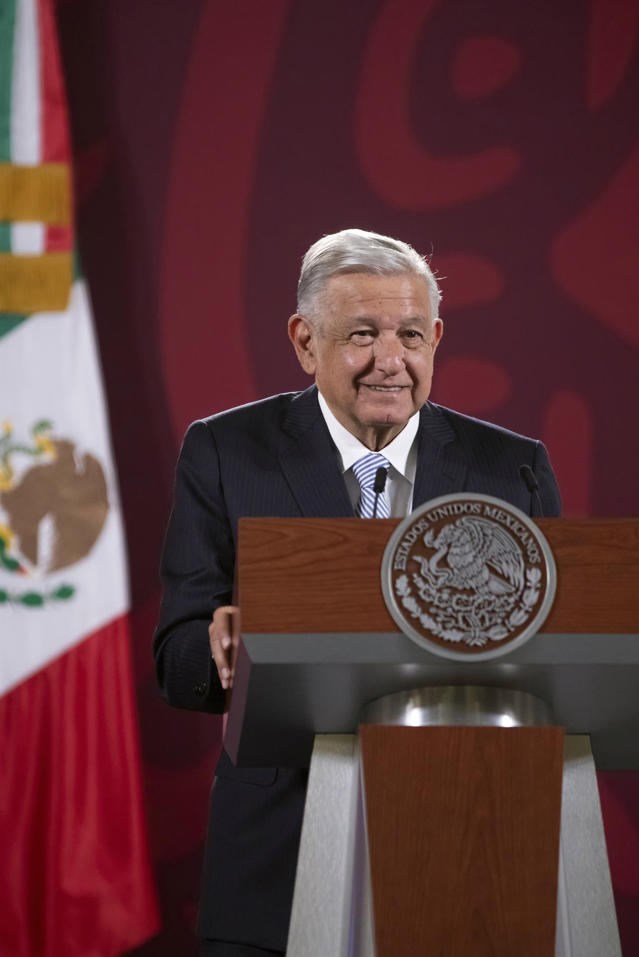 Fotografía cedida hoy, por la presidencia de México, del presidente de México, Andrés Manuel López Obrador, mientras ofrece una rueda de prensa en el Palacio Nacional, en la Ciudad de México (México). EFE/ Presidencia De México SOLO USO EDITORIAL SOLO DISPONIBLE PARA ILUSTRAR LA NOTICIA QUE ACOMPAÑA (CRÉDITO OBLIGATORIO)