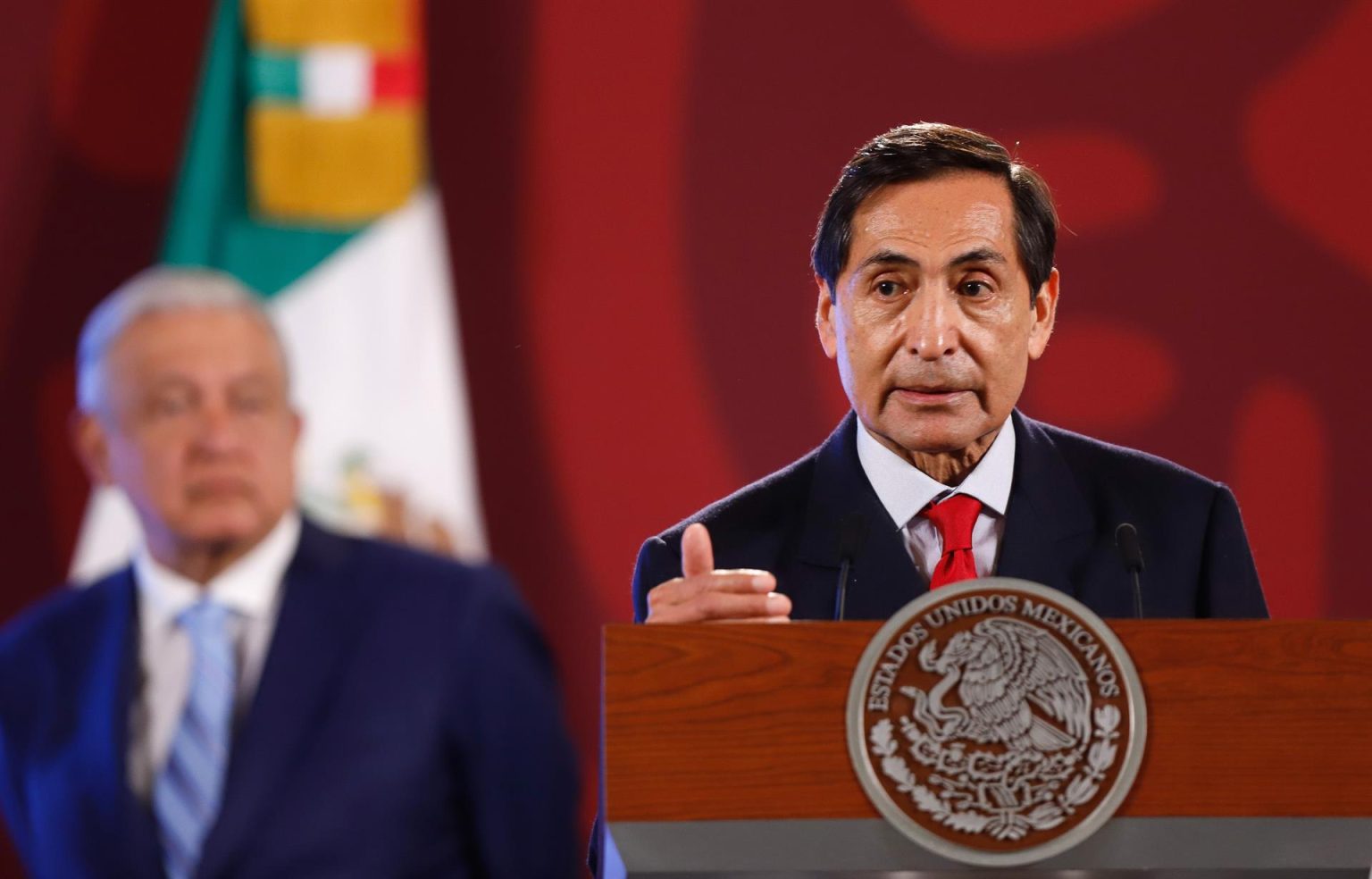 El secretario de Hacienda, Rogelio Ramírez de la O, habla durante una rueda de prensa hoy, en Ciudad de México (México). EFE/ Isaac Esquivel