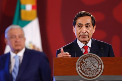 El secretario de Hacienda, Rogelio Ramírez de la O, habla durante una rueda de prensa hoy, en Ciudad de México (México). EFE/ Isaac Esquivel