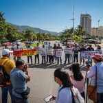 Periodistas de diferentes medios de comunicación protestan en la costera Miguel Alemán hoy, para exigir justicia por el asesinato del colega Fredid Román, en Acapulco, Guerrero (México). EFE/David Guzmán.