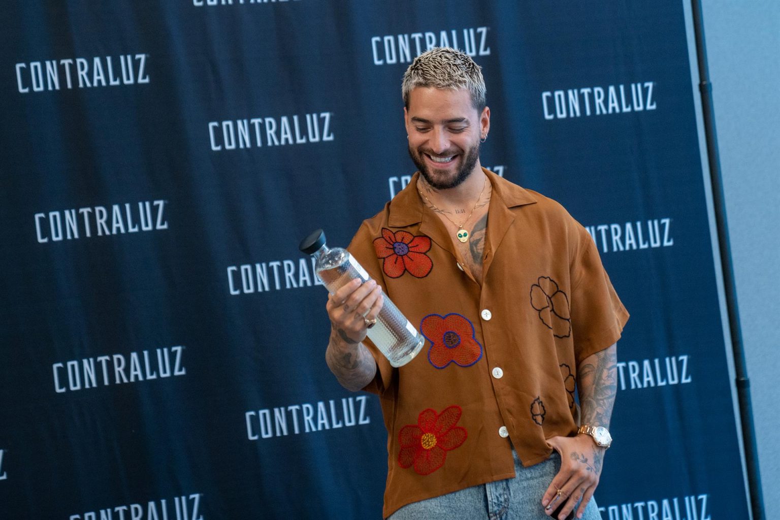 El cantante colombiano presenta su marca propia de mezcal durante una rueda de prensa hoy, en Manhattan, Nueva York (Estados Unidos). EFE/ Angel Colmenares