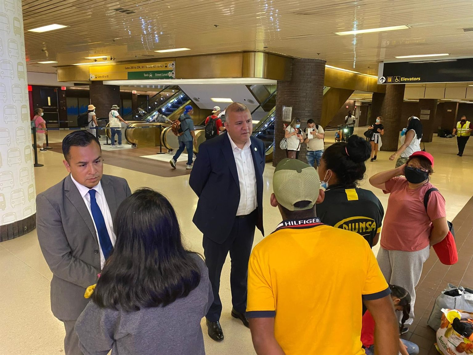 Fotografía cedida por la Oficina del Alcalde para Asuntos del Inmigrante (MOIA) del abogado César Vargas (Izq.) y el comisionado (director) de esta Oficina de Asuntos del Inmigrante, Manuel Castro, hablando con inmigrantes que llegaron desde Texas, hoy en Nueva York (EE. UU). EFE/ Oficina Del Alcalde Para Asuntos Del Inmigrante (MOIA)/ SOLO USO EDITORIAL/NO VENTAS/SOLO DISPONIBLE PARA ILUSTRAR LA NOTICIA QUE ACOMPAÑA/CRÉDITO OBLIGATORIO