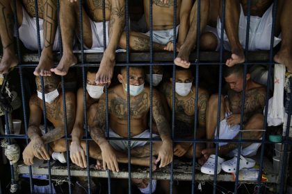 Fotografía de archivo de pandilleros de Barrio 18 que permanecen tras una celda. EFE/ Rodrigo Sura