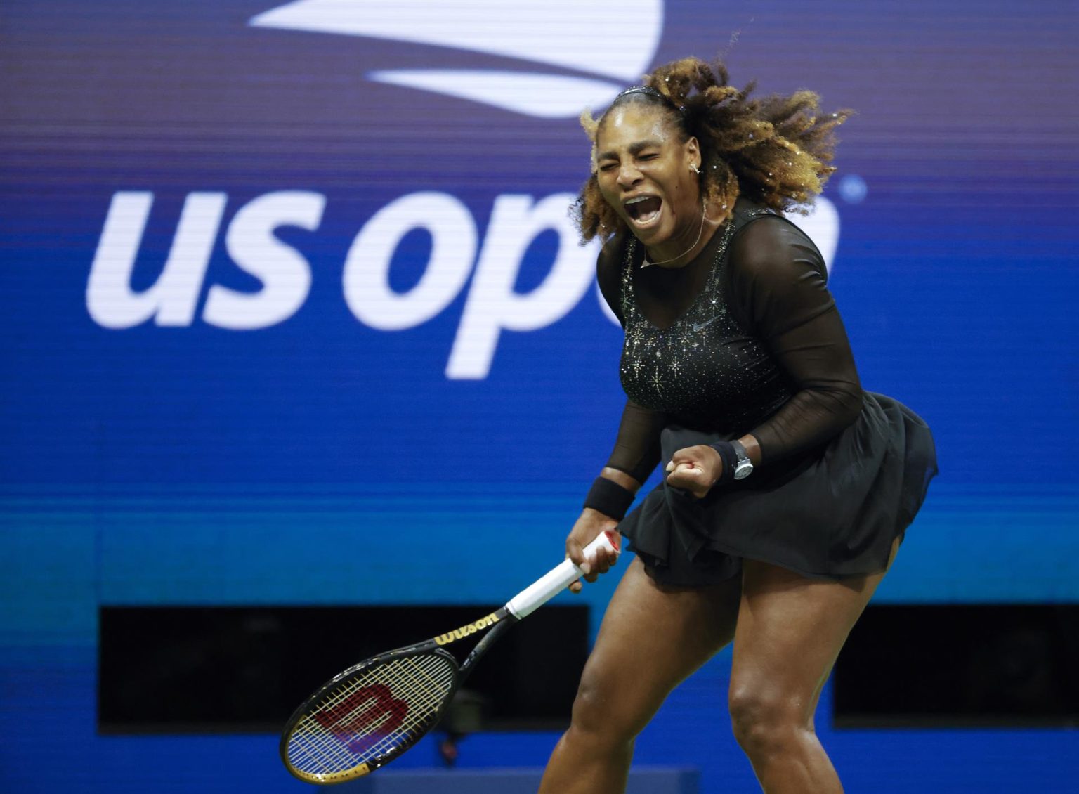 Serena Williams de Estados Unidos reacciona ante Anett Kontaveit de Estonia, durante el Abierto de Estados Unidos en el USTA National Tennis Center en Flushing Meadows, Nueva York (EE.UU.), este 31 de agosto de 2022. EFE/EPA/Jason Szenes