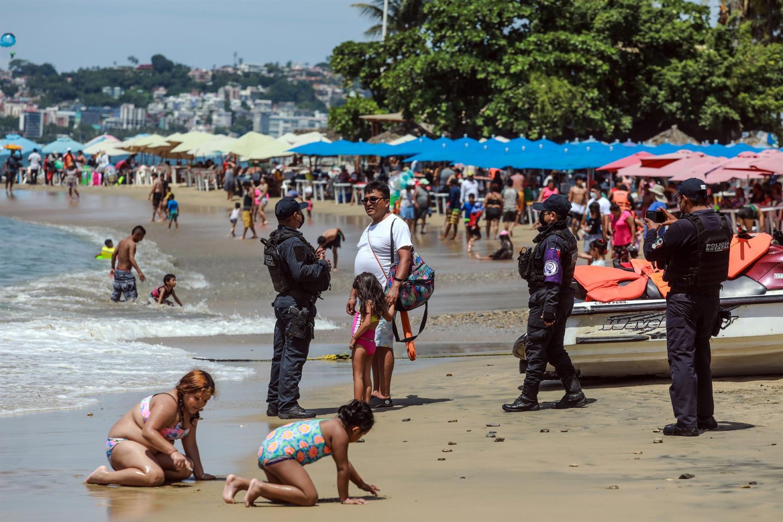 Personal de la policía estatal resguardan una playa del pacífico mexicano, el 9 de agosto de 2022, en el balneario de Acapulco, estado de Guerrero (México). EFE/ David Guzmán