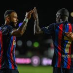 Los delanteros del FC Barcelona, Memphis Depay (i) y Ousmane Dembélé (d), celebran un gol, en una fotografía de archivo. EFE/ Giorgio Viera