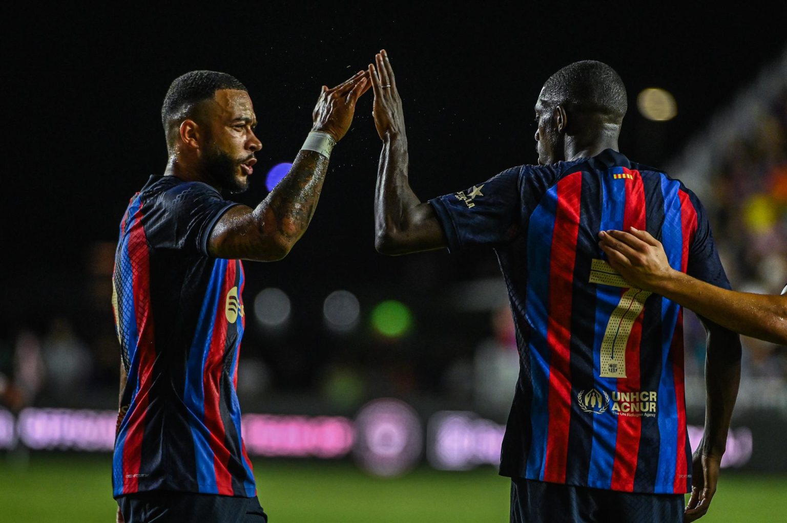 Los delanteros del FC Barcelona, Memphis Depay (i) y Ousmane Dembélé (d), celebran un gol, en una fotografía de archivo. EFE/ Giorgio Viera