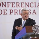 Fotografía cedida hoy, por la presidencia de México, del presidente de México, Andrés Manuel López Obrador, mientras ofrece una rueda de prensa en el Palacio Nacional, en la Ciudad de México (México).  EFE/ Presidencia De México SOLO USO EDITORIAL SOLO DISPONIBLE PARA ILUSTRAR LA NOTICIA QUE ACOMPAÑA (CRÉDITO OBLIGATORIO)