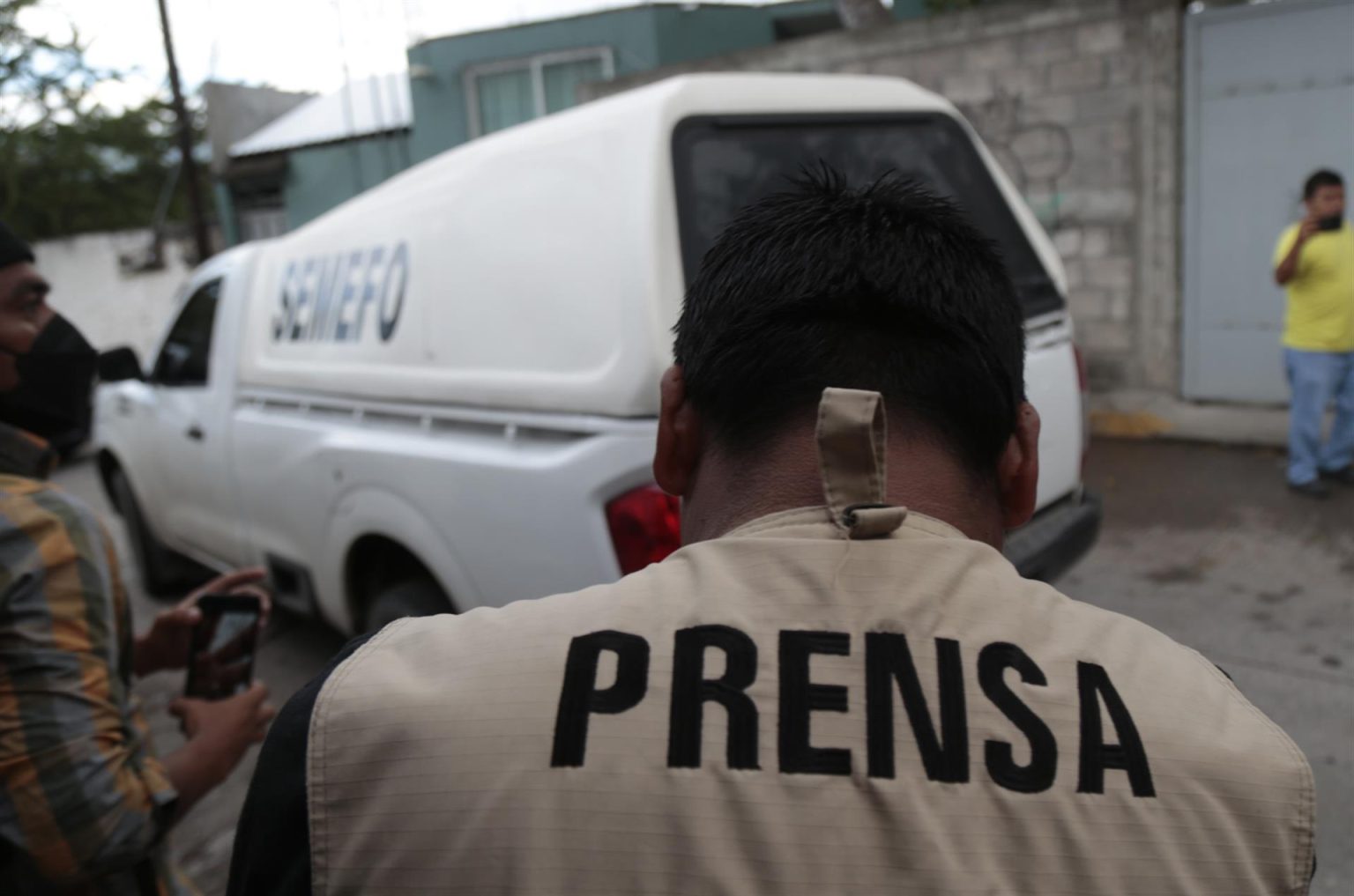 Un grupo de periodistas acude al lugar donde fue asesinado el periodista Fredy Román Román en el municipio de Chilpancingo, estado de Guerrero (México). EFE/ Jose Luis de la Cruz