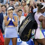 Emma Raducanu (i) de Reino Unido aplaude cuando Serena Williams de los Estados Unidos abandona la cancha después de derrotarla, hoy, durante un partido de la primera ronda del Masters 1.000 de Cincinnati, en el Centro de Tenis Lindner Family Tennis, en Mason (EE.UU.). EFE/ Mark Lyons