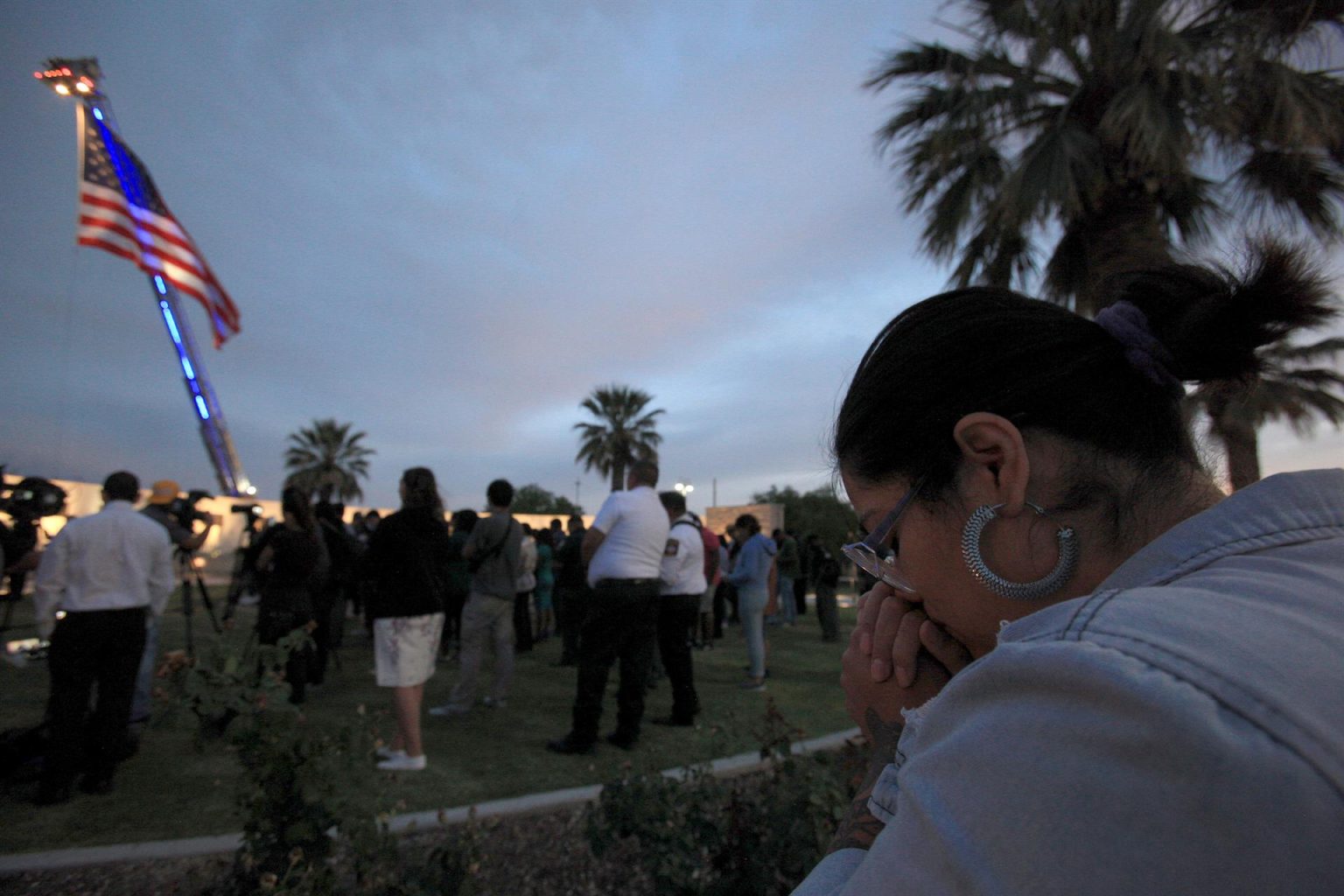 Ciudadanos y autoridades participan en una vigilia en solidaridad con los familiares y amigos de las personas asesinadas en una masacre racial en Búfalo, donde fallecieron 10 personas, desde El Paso, Texas (EE.UU.). Imagen de archivo. EFE/ Luis Torres