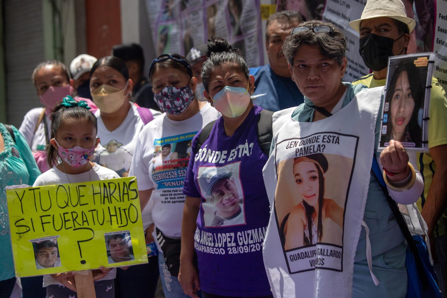 Colectivos de búsqueda de personas desaparecidas participan en la clausura simbólica de la Comisión Ejecutiva de Atención a Víctimas (CEAVI), hoy en Ciudad de México (México). EFE/Isaac Esquivel