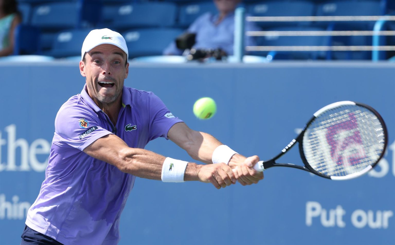 El tenista español Roberto Bautista Agut devuelve hoy una pelota contra el croata Borna Coric, durante un partido por la tercera ronda del Masters de Cincinnati en el Lindner Family Tennis Center de Mason, Ohio (EE.UU). EFE/ Mark Lyons