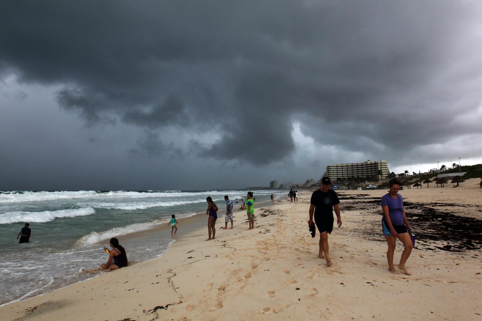 Fotografía de archivo de una vista general de la desestabilización marítima en playas del centro de recreo de Cancún, en el estado de Quintana Roo (México). EFE/Alonso Cupul