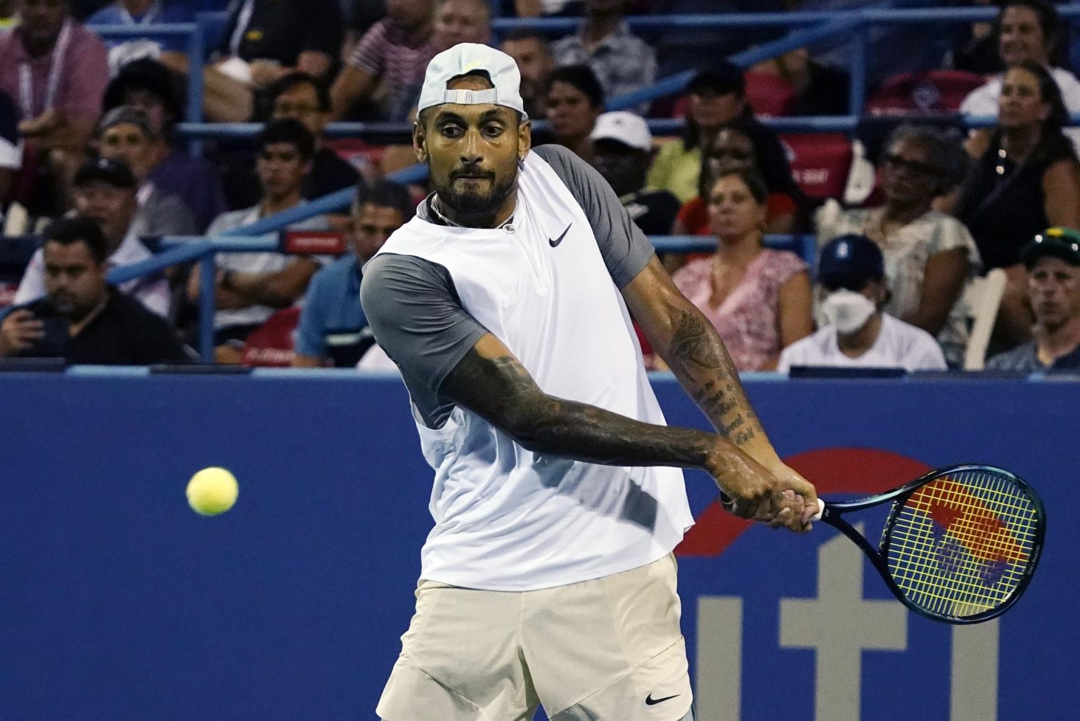 Nick Kyrgios de Australia en acción frente a Frances Tiafoe de Estados Unidos durante el torneo de Washington (EE.UU.), este 5 de agosto de 2022. EFE/EPA/Will Oliver