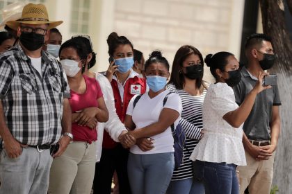 Vista de varios migrantes hondureños que buscan regular su situación. Imagen de archivo. EFE/Gustavo Amador