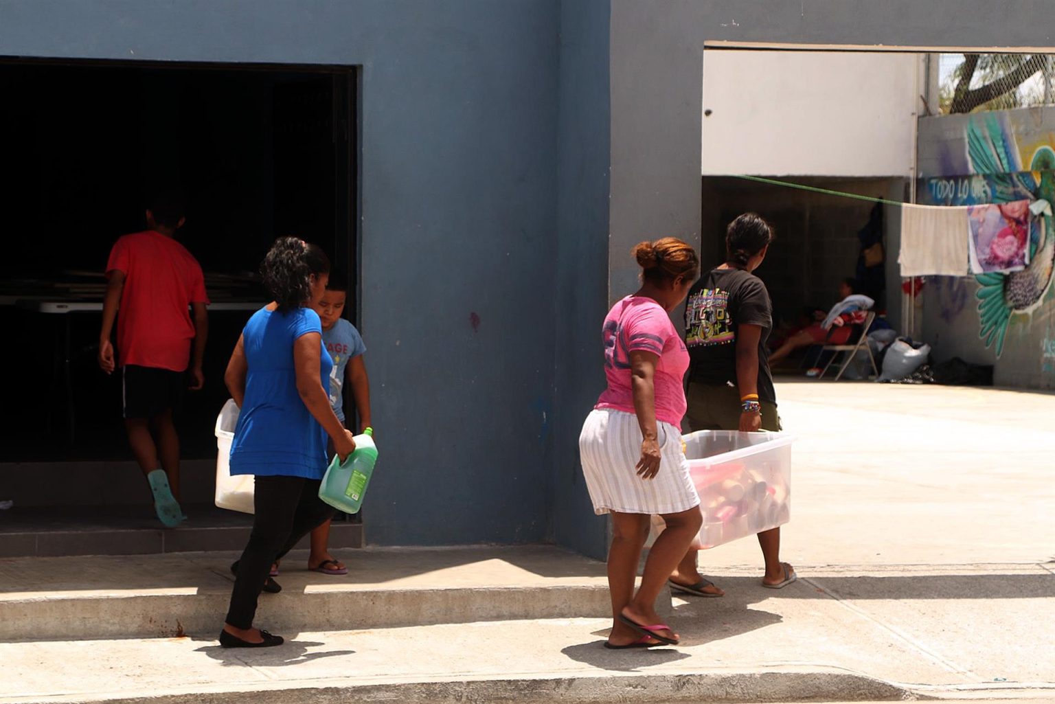 Migrantes centroamericanos permanecen en el albergue "El Dulce Refugio Shelter" ayer, en la ciudad de Matamoros, en Tamaulipas (México). EFE/ Abraham Pineda-Jácome