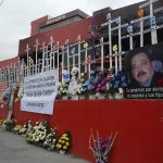 Fotografía de archivo fechada el 28 de octubre de 2011 de un altar frente al Casino Royale por las personas fallecidas en un incendio, en la ciudad Monterrey, Nuevo León (México). EFE/Juan Cedillo