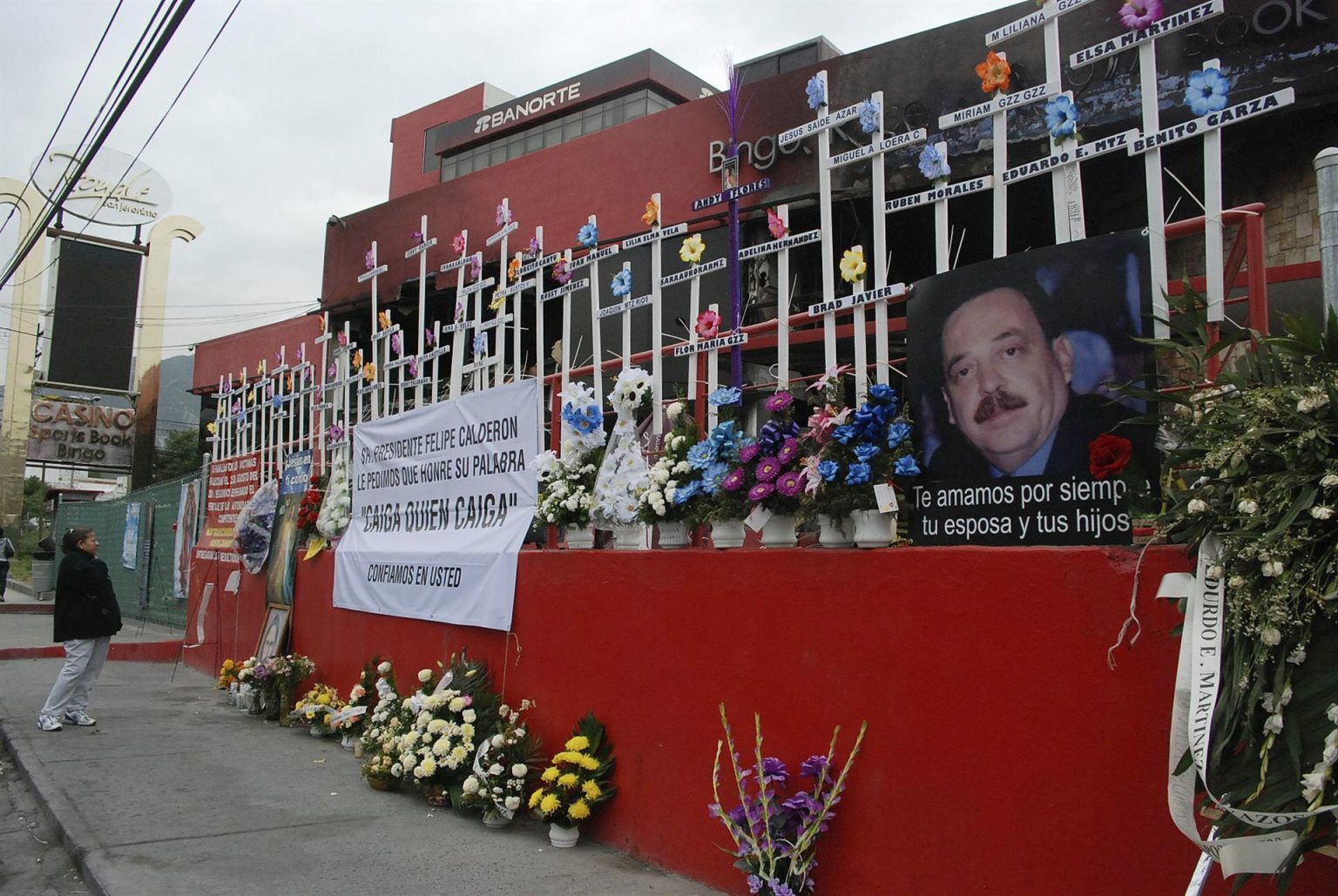 Fotografía de archivo fechada el 28 de octubre de 2011 de un altar frente al Casino Royale por las personas fallecidas en un incendio, en la ciudad Monterrey, Nuevo León (México). EFE/Juan Cedillo