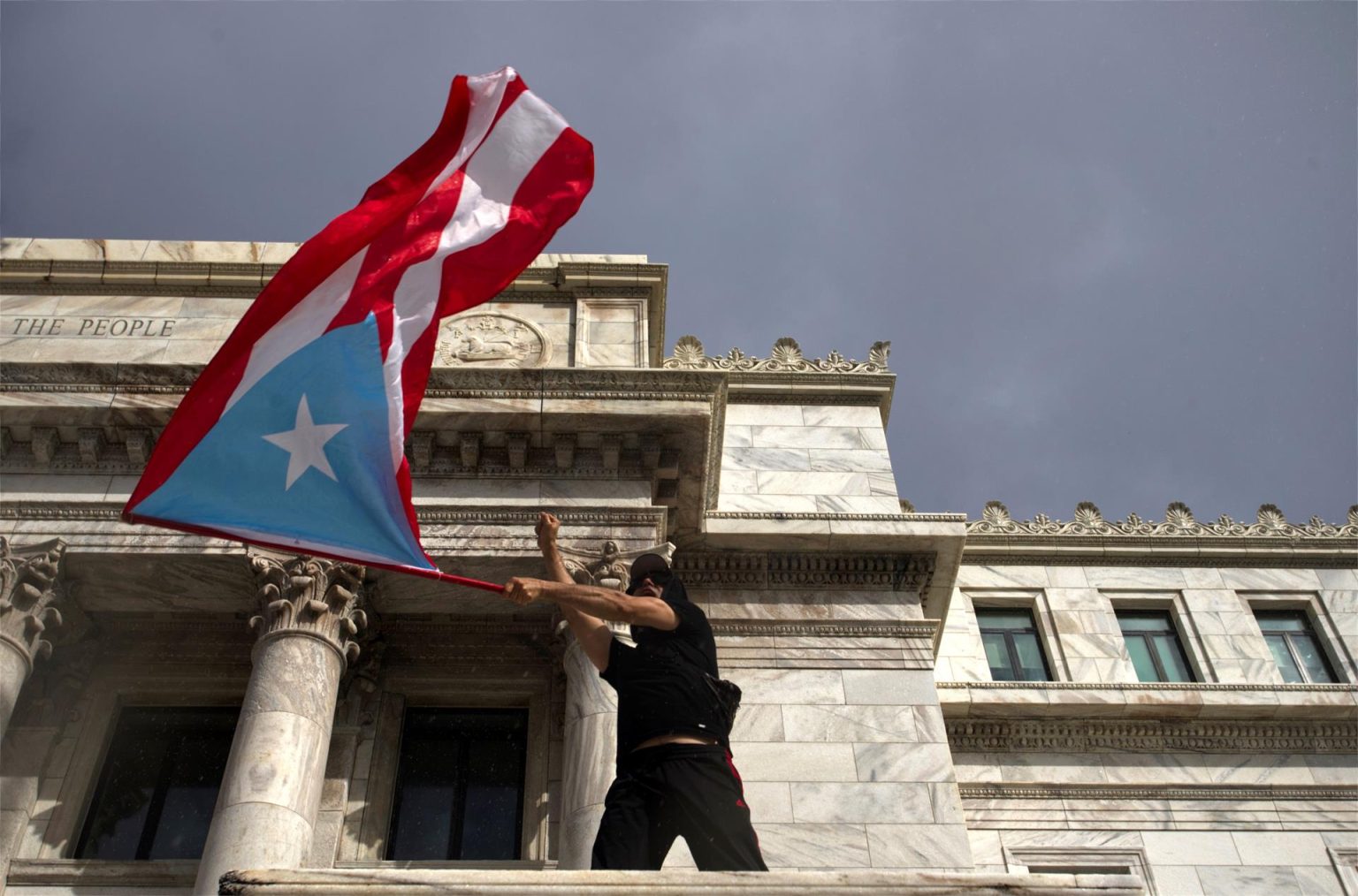 Una persona ondea una bandera puertorriqueña frente al Capitolio durante una manifestación en San Juan, Puerto Rico. Imagen de archivo. EFE/Thais LLorca